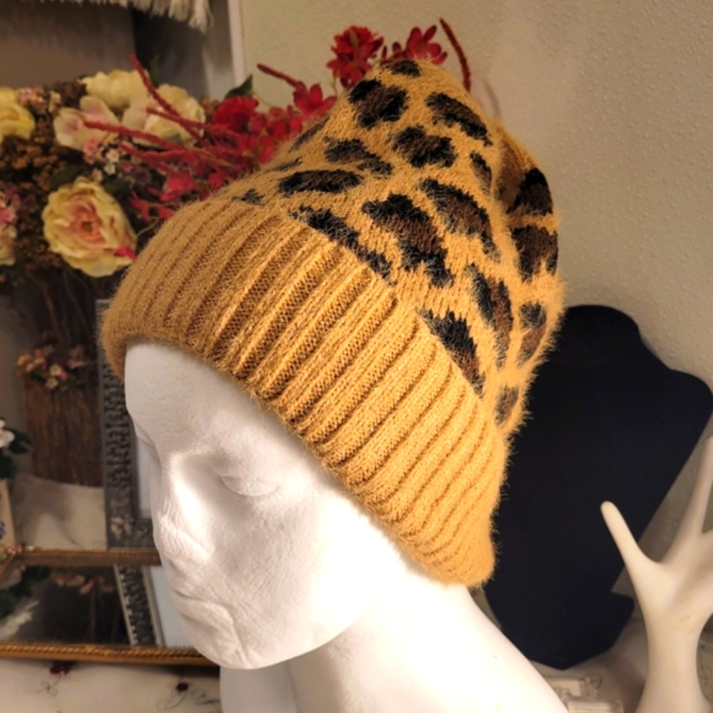 NWT JUSTIN & TAYLOR LEOPARD FUZZIE BEANIE